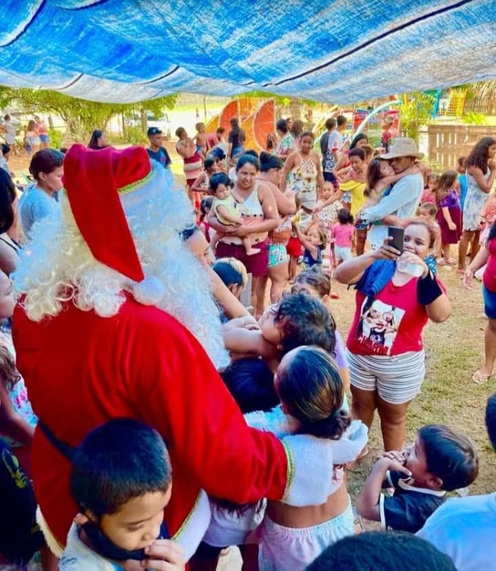 Entrega de presente na campanha Adote uma Cartinha